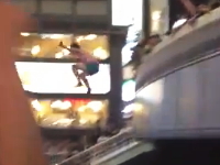 一方、大阪の道頓堀ではやっぱり川に飛び込んでいた動画。ワールドカップ。