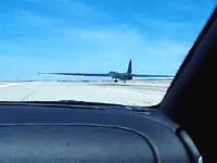 U2偵察機が着陸してきたから車で追いかけたらまた飛んでった！