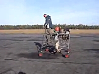 飛べるのかよ。手作り感満載の一人用浮上マシーンで浮いてみた動画。