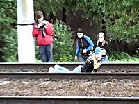 ロシア少女たちの超危険な遊び。線路内に寝て列車を通過させる「度胸試し」