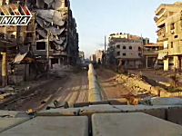 戦闘中の戦車でシリアの町を行くタンク載ビデオ。高画質。主砲発射あり。