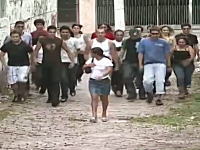 ブラジル版「100人でドッキリ」が街の雰囲気と相俟ってとても怖い感じがする