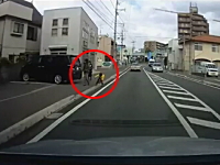 これは危ない一瞬動画。歩道の子供が道路側に転んだ！ドライブレコーダー