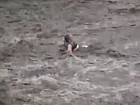 集中豪雨による鉄砲水に流されてしまう女性。7月4日ウクライナ（ハルキウ）