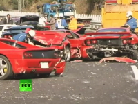 中国道でフェラーリ6台を含む14台の車が絡む事故の現場の映像がキテタヨ