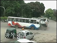 なぜ乗客が逃げる？ｗｗｗバス対バスの豪快な交差点事故の映像が不思議