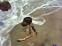 波打ち際に人間を埋めるのは危険です動画。ビーチで楽しい拷問？？