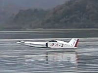 グランド・エフェクトを利用して水面すれすれを飛行する表面効果翼船の飛行試験