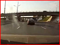 怖いドラレコ動画。5車線道路の真ん中に故障車が止まっていたら焦るで。