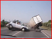 これはヤバい事故の瞬間。撮影車の目の前で起きた車とトラックの正面衝突