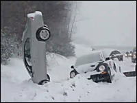 どうしてこうなった。雪道で事故して綺麗に倒立してる車。これはお見事？ｗ