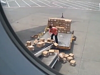 中国の空港で撮影された荷物の扱いがあまりにも酷すぎる係り員の映像。