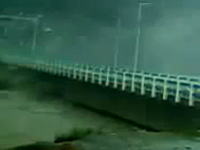 自然の力は恐ろしい。増水でコンクリート製の橋が壊れる瞬間の衝撃映像