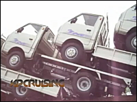 中国雑技団的トラック。18台のトラックを荷台に乗せて走るトラックの映像。