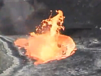 活動惑星の焼却炉。火山の火口に約30キログラムのゴミを投げ込んでみた。