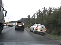路肩走行で渋滞を抜けようとしたせこいドライバーが罠にかかる。ざまあｗｗｗ