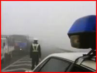 【中国】濃い霧で視界ゼロな高速道路でバスや乗用車が次々に追突する瞬間