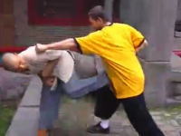 武僧「Shi DeJian」が外国人を相手に少林寺カンフーの技を解説している動画