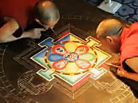 色砂を一粒ずつ丹念に並べて作られるチベットの砂曼荼羅が凄い