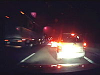 深夜の高速道路で追い越し車線に車を停止させて口論している二台の車。