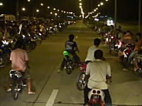 タイの公道ドラッグレースが危険。短パン＋サンダル＋ノーヘル余裕です。