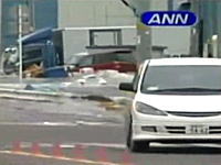 迫り来る津波から猛スピードで逃げる一台の車。気仙沼市で撮影された津波