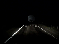 真っ暗な道路で無灯火の車両は動くトラップ。これは怖いドライブレコーダー