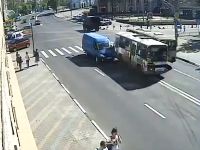 ブレーキを失ったバスが暴走して6人が負傷する事故の映像。ニジニ・ノヴゴロド