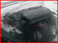 雪道で無茶したワゴンvsトラック。3名が即死した恐ろしい正面衝突の瞬間