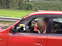 韓国で辛ラーメン？を食べながら運転している女性が撮影され話題に。
