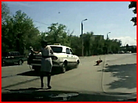 母親の目の前で5歳の少年がタクシーに跳ね飛ばされてしまう事故の映像。