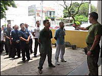 ブラジルの警官たちの手荒な訓練。催涙スプレーを身を持って体験してみる