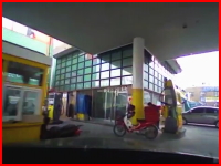 交差点を突っ切ってガソリンスタンドに突っ込む車のドラレコ映像と監視カメラ