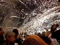 中国の花火大会で打ち上げられた花火が観客席で炸裂。負傷者100人以上