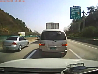 高速道路の渋滞で後ろから大型トラックに突っ込まれる恐怖のドラレコ動画