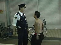 練馬区伝説の不良が警察官に喧嘩を売りまくる動画。はぜ裸なんだｗｗｗ