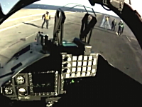 カタパルトでドーン。空母への離着陸を練習するパイロットのヘルメットカメラ