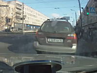 ロシア少年の酷いイタズラ映像。車の目の前に突然飛び出して驚かせる。