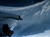 台風の目に飛行機で突入し渦の内側を撮影したビデオ。これは美しい・・・。