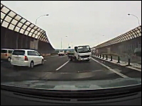 車間距離はとても大切ですドラレコ。名神高速の追い越し車線でトラックが。