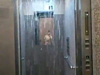 関東を襲った局地的な豪雨でエレベーターが大変な事になっている動画。