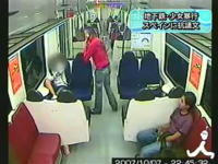 スペイン地下鉄で少女に暴行する２１歳の男の映像
