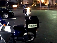 富田林市で大阪府警と思われる人物が若者の原付をノーヘルで乗り回す。