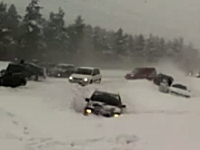 雪道の事故は怖い。止まり切れない車が次々と突っ込んでくる事故現場映像