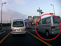 これは酷い(@_@;)大阪でワンボックスカーから酷い嫌がらせを受けるバイク