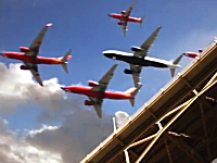 サンディエゴ国際空港にアプローチする旅客機を一つの映像に合成した作品