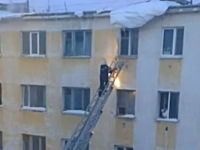 マンション火災で梯子を上っていた消防士がまさかの刺客にK.O.させられる