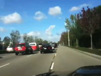珍しい場面に遭遇しちゃった動画。道路が渋滞していると思ったらヘリが・・・
