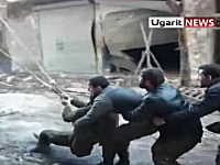 自家製爆弾を巨大スリングショットで敵陣へ投げ込む。シリアの反政府勢力