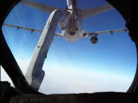 空中給油かっこいいなあ。アフガニスタン上空で給油を行う戦闘機側からの映像